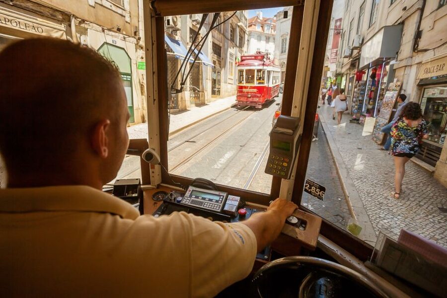 Lisbon Tram No. 28 Ride & Walking Tour - Meeting at Praça Luís de Camões (and not losing your group)