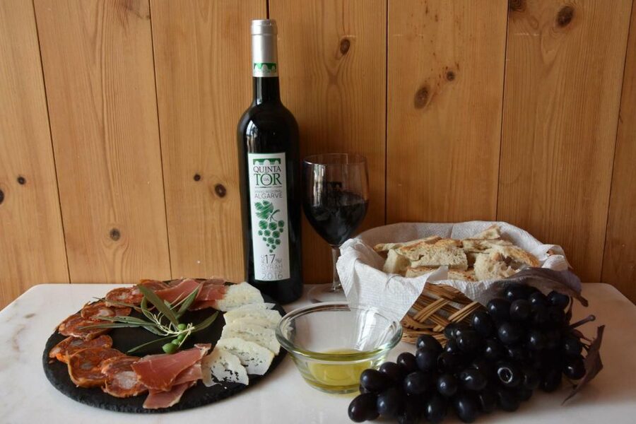 Loulé: Quinta da Tôr Winery Guided Tour and Wine Tasting - The tasting table: bread, olive oil, and what to pair in your head