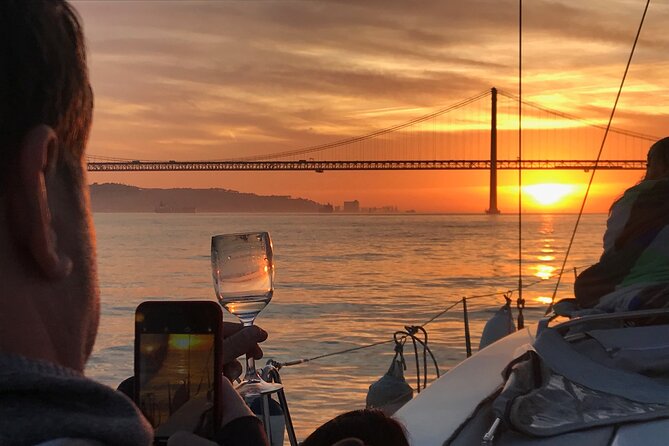 LUXURY Catamaran Sunset and Wine cruise - Luxury catamaran sunset sailing in Lisbon: what you’re really buying