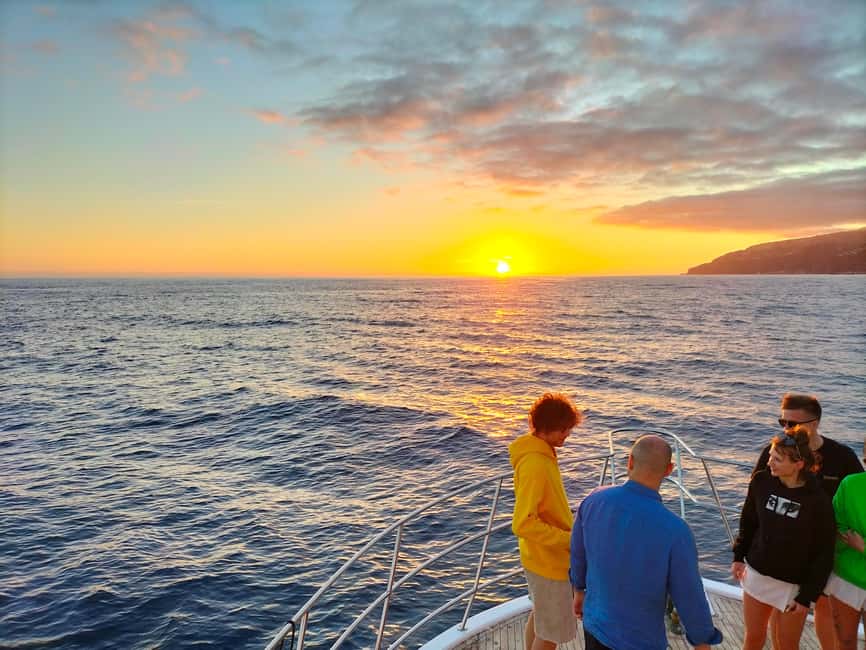 Madeeira: Sunset dinner cruise - Cabo Girão Sunset Cruising: When the Sky Does the Work