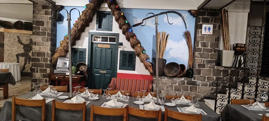 Madeira: Folk Dancing Show and Traditional Local Dinner - Espetada and Bolo de Caco: What to Watch For on Your Plate