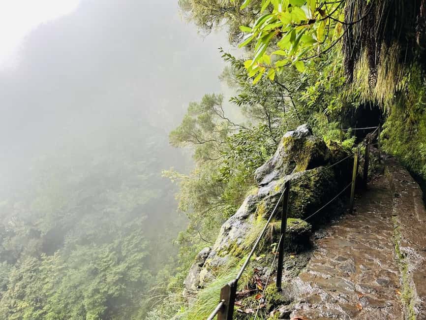 Madeira: PR 9 - Levada do Caldeirão Verde Hike Transfer - PR9.1 Caminho para Todos: the warm-up that sets your tunnel expectations