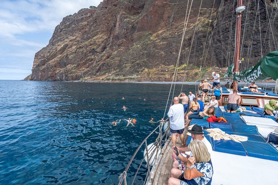 Madeira : Whales and Dolphins wooden boat excursion - Meeting at Funchal Pier 8, Av. Do Mar 9000, and the Bonita da Madeira kiosk