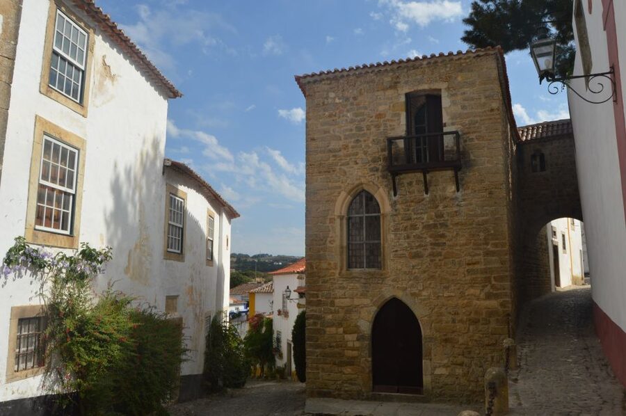 Óbidos: Medieval Tales & Secrets Spots Guided Walking Tour - Narrow lanes, Moorish and Jewish quarters, and why the town feels different