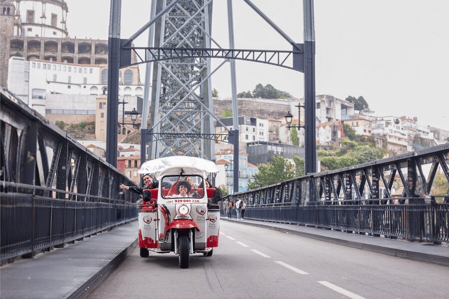 Oporto Tuk-Tuk Tour: Fast, Fun & Flexible – 1H to Full Day! - Meeting at Sé: The Easiest Start Point