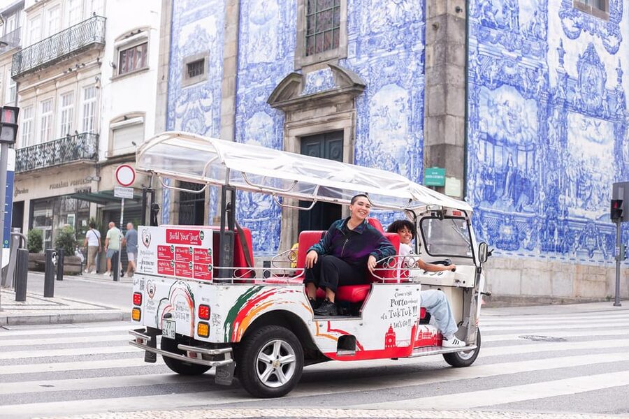 Oporto Tuk-Tuk Tour: Fast, Fun & Flexible – 1H to Full Day! - Sé Cathedral to Clérigos Tower: How the Tour Gets You Oriented