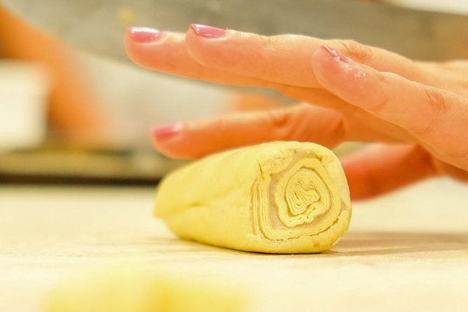 Pastel de Nata Masterclass at a Real Bakery in Downtown Lisbon - Instructors, group size, and why the teaching style works