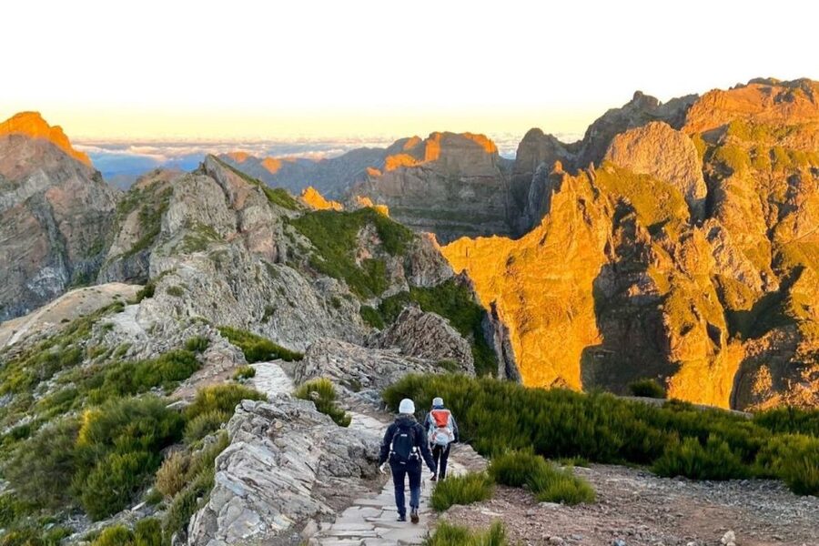 Pico Do Arieiro Pico Ruivo Sunrise or Morning Hike Transfers - Pico Ruivo summit timing: what 1 hour feels like at 1862 meters