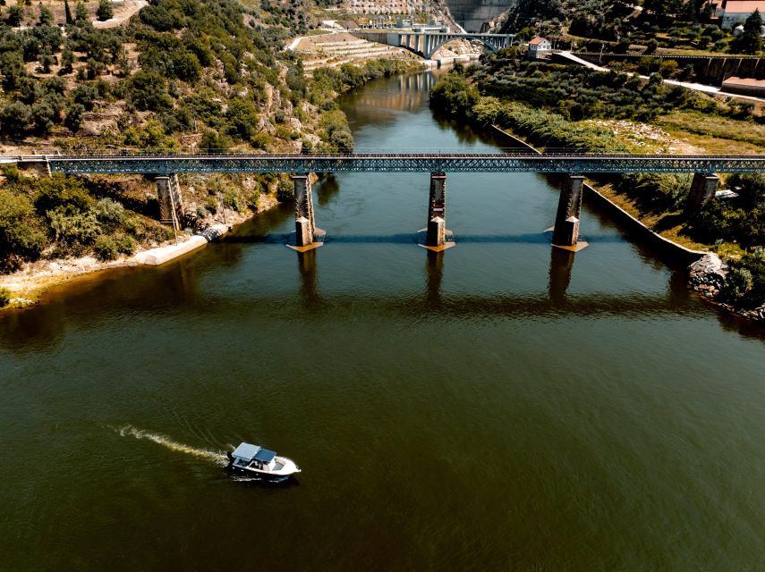 Pinhão: Douro River Boat Tour with Lunch - Pinhão to the Dock: Starting Smart at Deltatur Pier