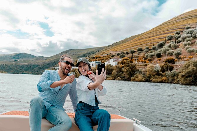 Pinhão: Electric Boat Experience 1h - Taste of Two Wines - The 1-hour itinerary: what you do on the river