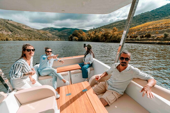 Pinhão: Electric Boat Experience 1h - Taste of Two Wines - Best seating and rain-proof tips that actually help