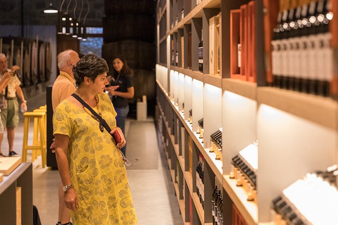 Poças Guided Visit and Wine Tasting of 3 Port Wines - The tasting room: White Port, LBV, and Reserve Tawny