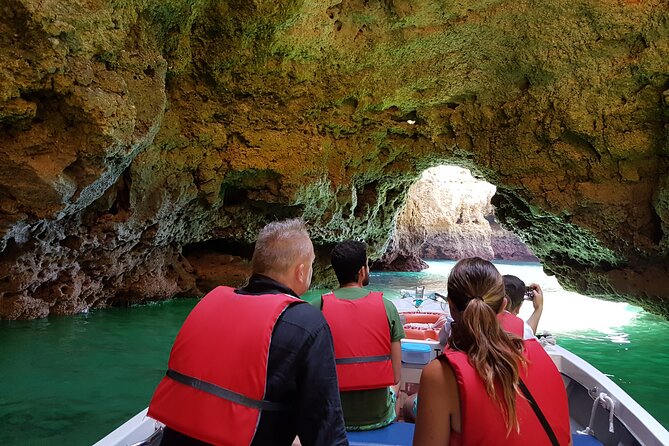 Ponta da Piedade Coastal Tour in Lagos, Algarve - Stop 1, Praia Dona Ana: Golden Rocks and a Tunnel Escape Legend