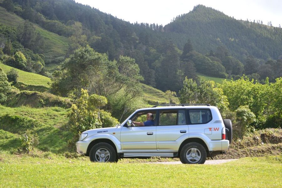 Ponta Delgada: Private Full or Half-Day 4x4 São Miguel Tour - Guide quality: what strong local driving feels like