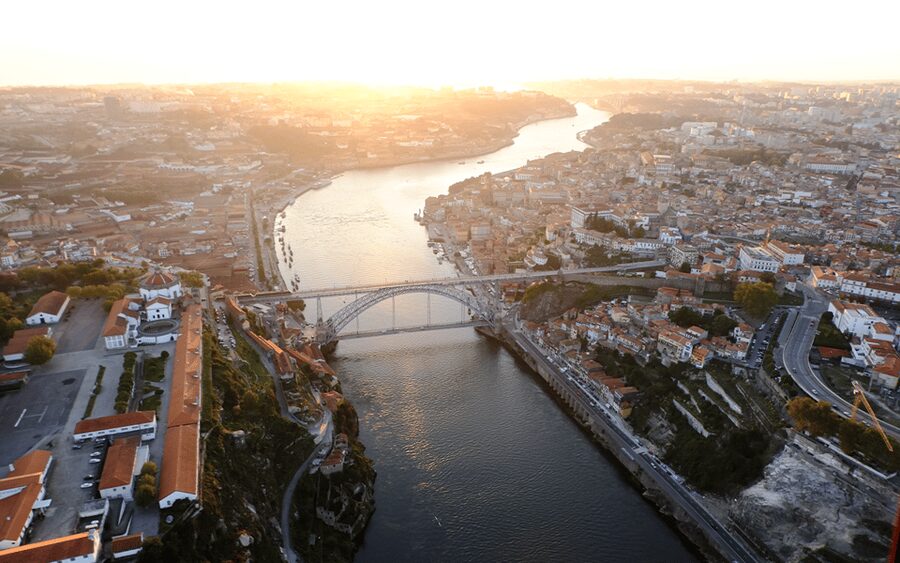 Porto: 5D Flight over de City for all family. - Inside the 5D Cinema: Wind, Effects, and the Family-Friendly Pace