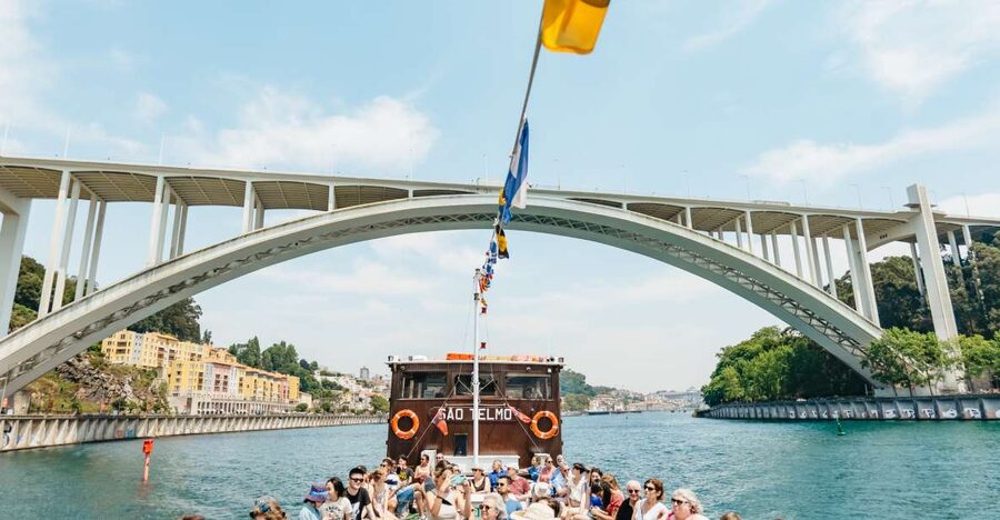 Porto: 6 Bridges Douro River Cruise - Best spots on board for photos and easier listening
