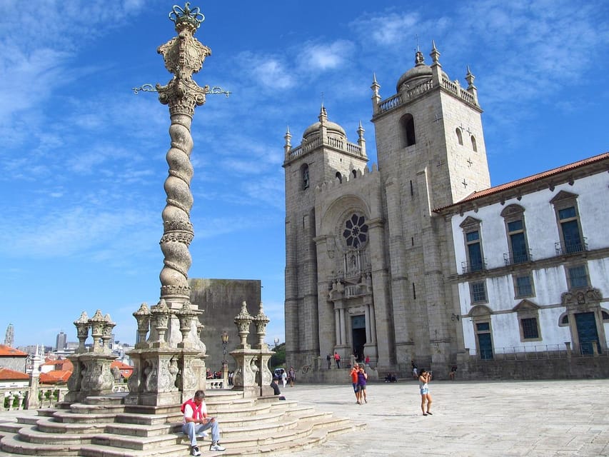 Porto: City Center Walking Tour - Livraria Lello and Avenida dos Aliados: Architecture with Personality