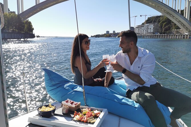 Porto: Cruzeiro privado rio douro até 8 pessoas com wine tasting - Wine Tasting and Welcome Drinks, With a More Personal Touch