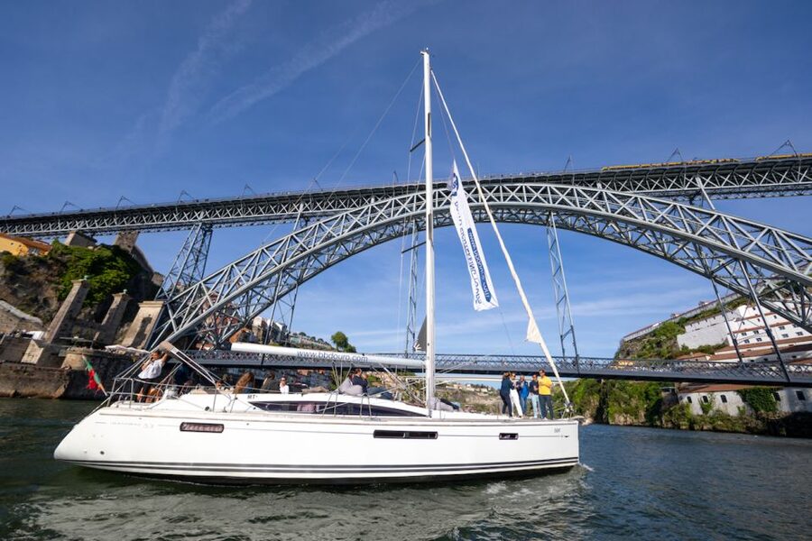 Porto: Daytime or Sunset Douro River Sightseeing Cruise - A quick stop, then the Ribeira and Miragaia angles start to make sense