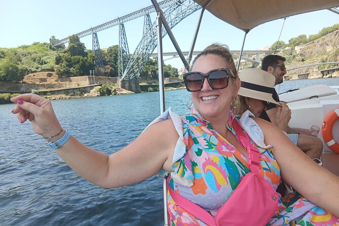 Porto:Douro River boat tour under the 6 bridges - Stop near Lordelo: what to expect during that hour