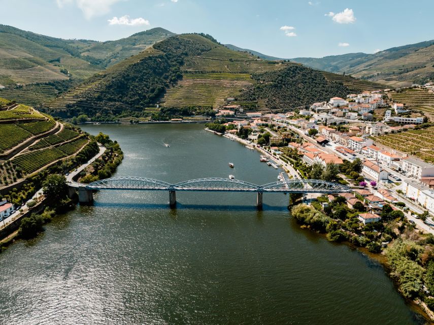 Porto: Douro Valley Full-Day Boat, Train, and Lunch Tour - Train ride along the Douro: clickety-clack nostalgia and photo time