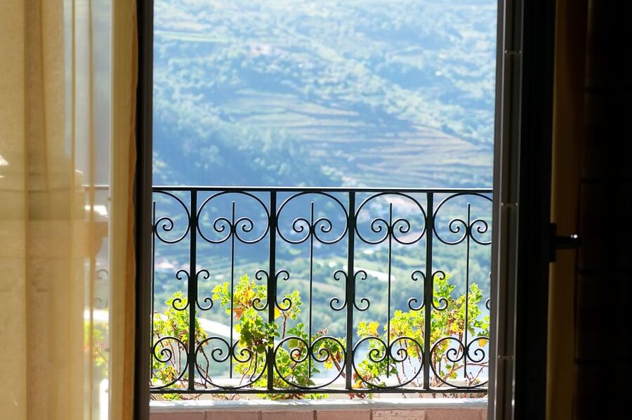 Porto: Douro Valley Tour with Wine Tasting, Cruise and Lunch - Pinhão Douro cruise and Sabrosa photo stop: how the scenery lands
