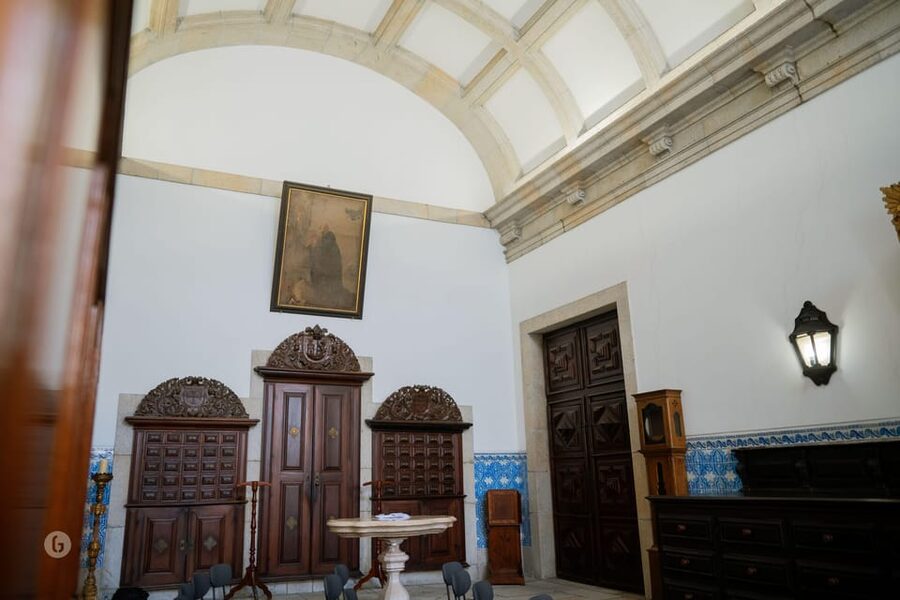 “Porto: Fado Show with Guided Tour in a Historic Monastery” - The Fado show: intimate, emotional, and built for the right instruments