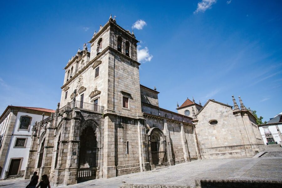 Porto: Guimarães & Braga Tour with Entry Tickets and Lunch - Braga old town time, then lunch: the best way to recharge