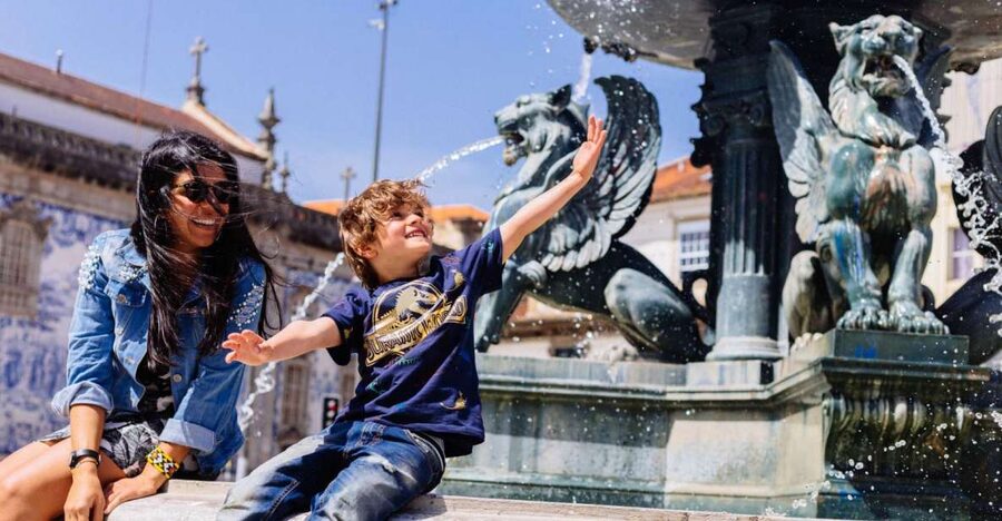 Porto: Harry Potter’s Inspiration Tour - Lion’s Fountain and the Gryffindor insignia photo moment