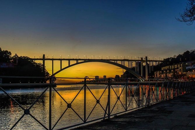 Porto Heritage Night Tour With Fado Show And Dinner Included - Drinks, menu options, and the pace that can surprise you