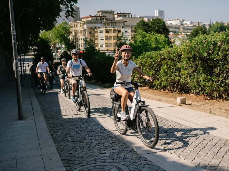 Porto: Highlights in 3 Hours E-Bike Tour - Cais de Gaia and Mosteiro da Serra do Pilar viewpoint stops