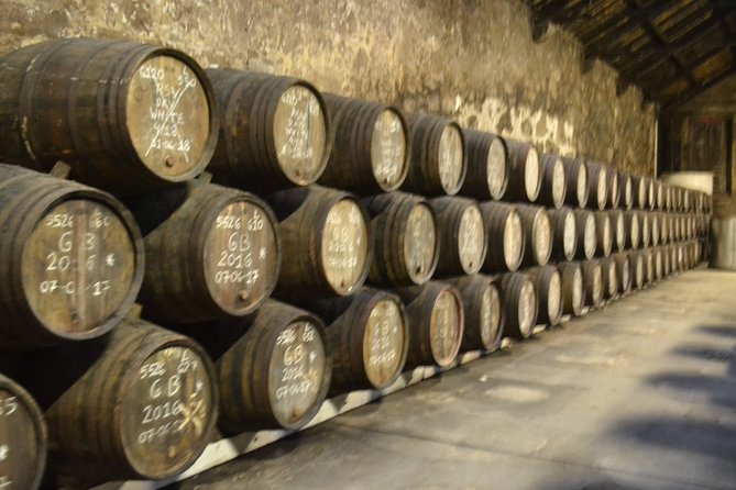 Porto: Port and Douro Wine Walking Tour With 9 Wine Tastings - What those tastings feel like: structured, not chaotic