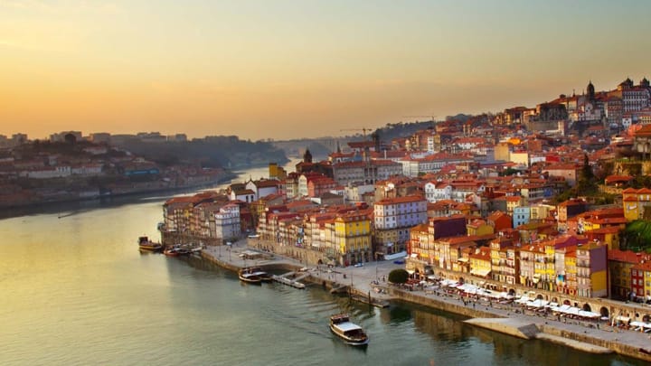 Porto: Port Wine Tour with 7 Port Tastings - Meeting at Luis I Bridge: Where you find the Porto Walkers guide