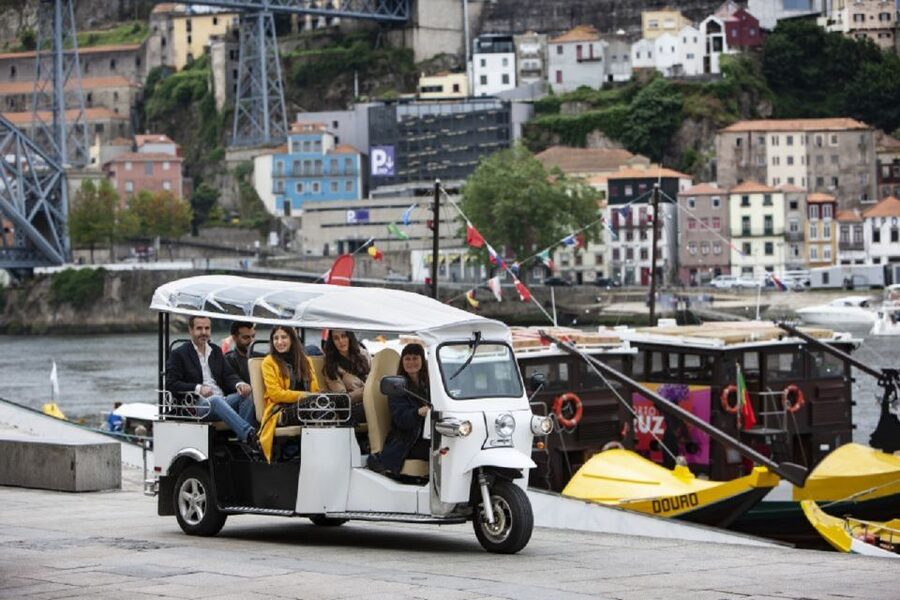 Porto: Private Sightseeing Tour by Electric Tuk Tuk - From R. de Alexandre Herculano to Fontaínhas: settling into the ride