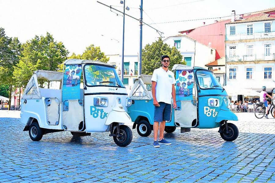 Porto: Private Tuk-Tuk Tour with Short Walks and Wine - The river moment: crossing the Dom Luis I Bridge into Vila Nova de Gaia