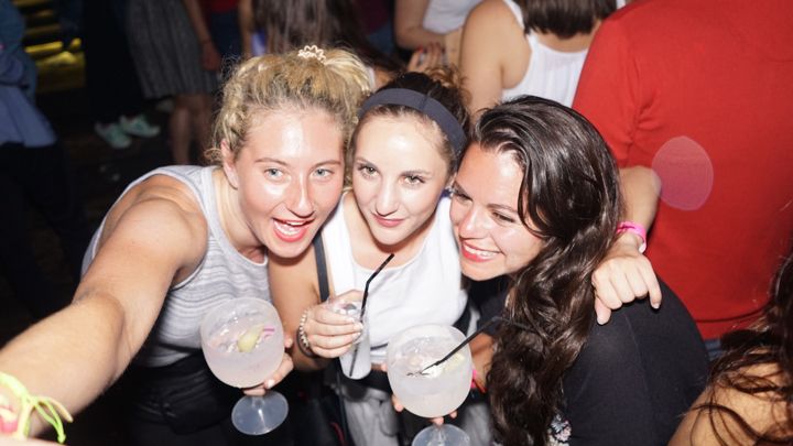 Porto: Pub Crawl with 6 Drinks and VIP Club Entry - The First Bar: Shots, Beer, and Sangria to Start the Night