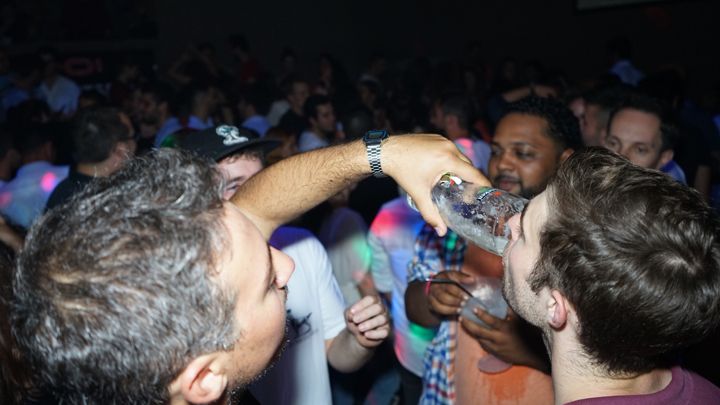 Porto: Pub Crawl with 6 Drinks and VIP Club Entry - Timing and Group Flow: A 4 Hour Night, Not a Half-Day