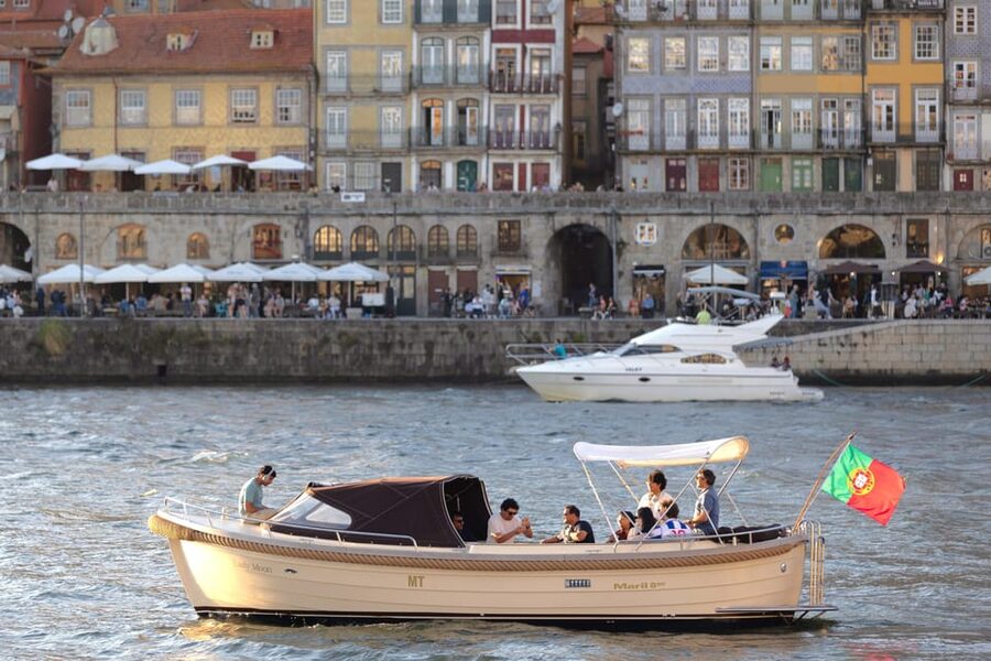 Porto: Six Bridges Douro River Cruise with Drinks - Getting on the boat at Douro Marina, Pier Gate C