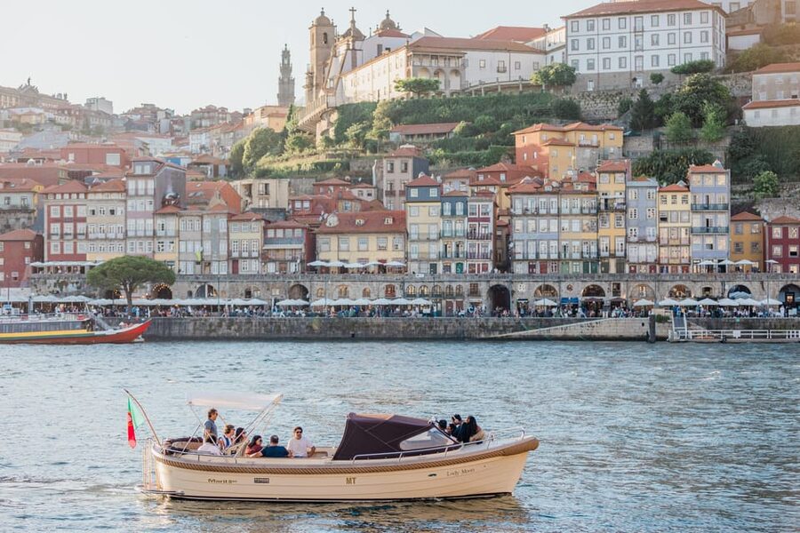 Porto: Six Bridges Douro River Cruise with Drinks - The guide effect: how Raul, Maria, George, and Jorge make the bridges click