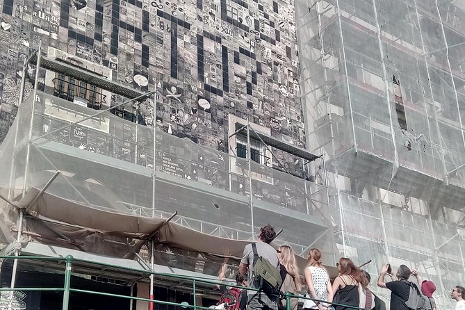 Porto Street Art Tour - Praça de Carlos Alberto: Your 10-Minute Start in the Right Mood