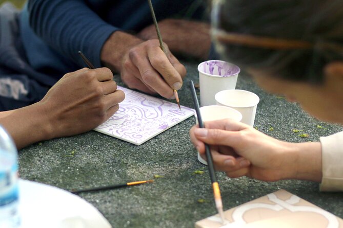 Porto Tile Painting Workshop in artist studio - The studio stop: a real workshop rhythm, not a conveyor belt