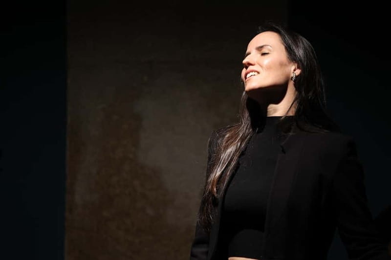 Porto: Traditional Fado Show at Sao Bento with Port Wine - The One-Hour Show Rhythm, Songs, and Between-Song Storytelling