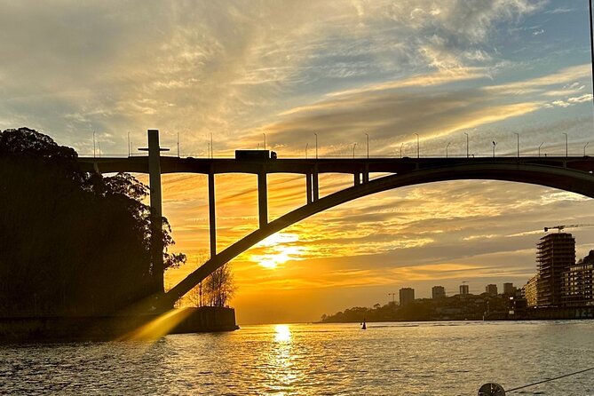 Porto: Yacht Small-Group Douro River Cruise & 6 Bridges w/ Drink - Drinks On Board: Why a Beverage Changes the Feel