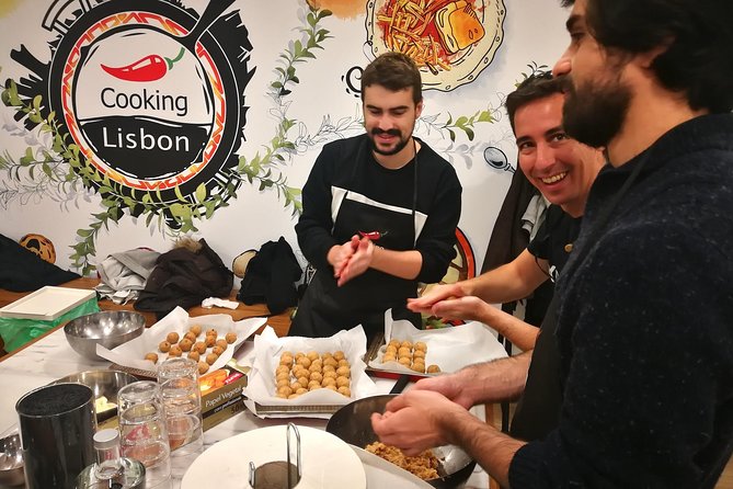 Portuguese Cooking Experience in Lisbon - Drinks, olive oil tasting, and pacing your evening