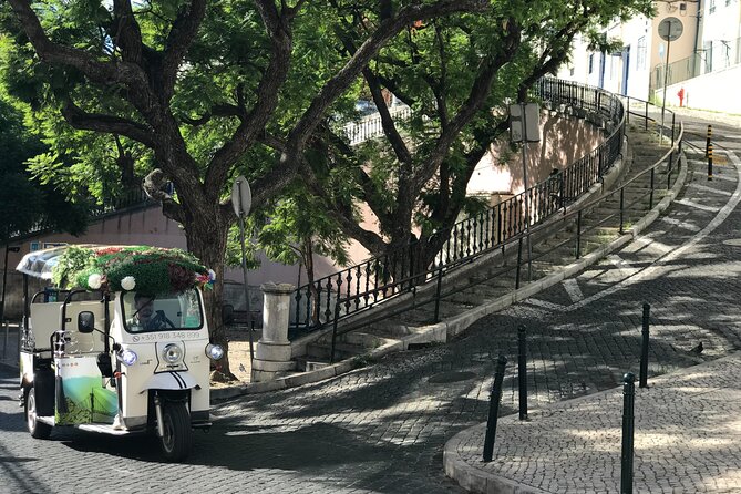 Private tuk tuk tour in old city Lisbon (Standard-1h30) - Getting Started at Hard Rock Cafe, With or Without Pickup