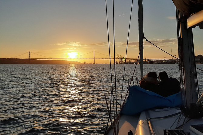Relaxing Sailboat Cruise along the Tagus - Praça do Comércio and São Jorge: Lisbon from the river’s eye level