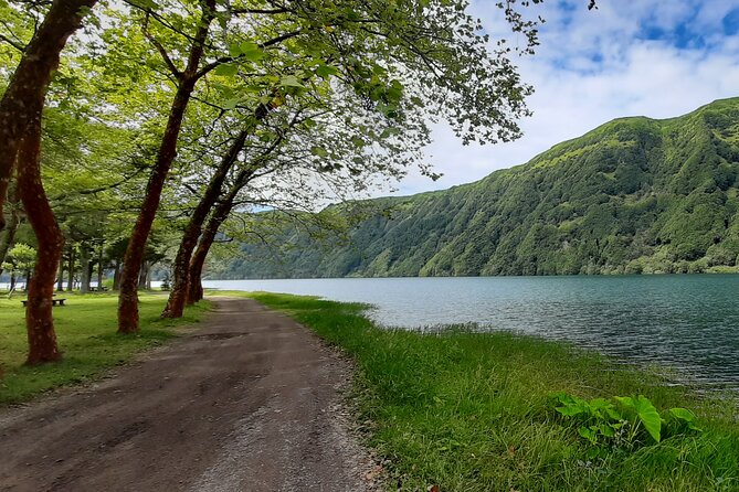 São Miguel Azores: Explore the dramatic crater of Sete Cidades - Stop 3: Cerrado das Freiras viewpoint for a calmer crater angle