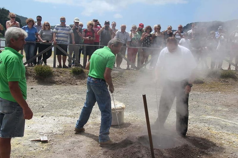 São Miguel: Furnas Volcano & Tea Plantation Tour & Lunch - Cozido na caldeira lunch: how volcanic stew becomes a ritual