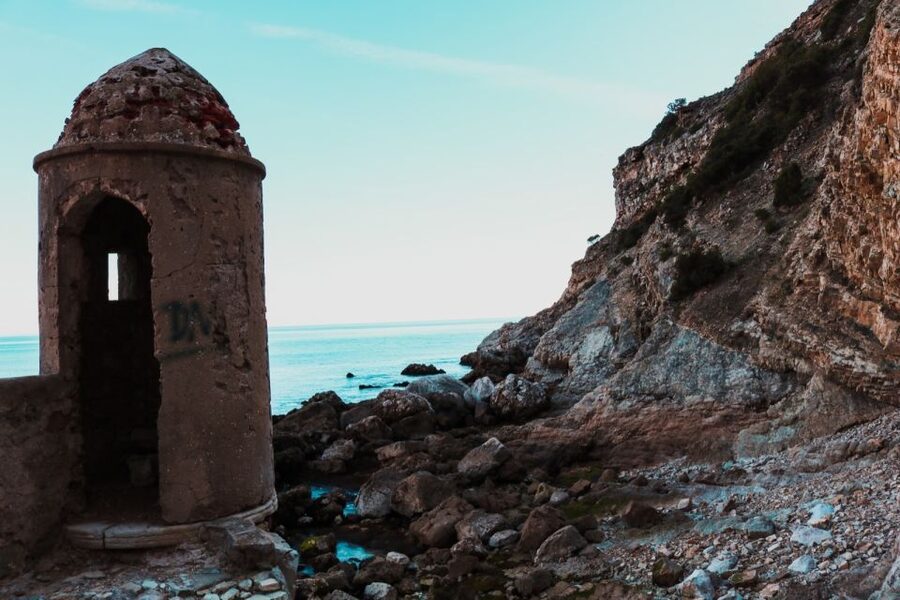 Sesimbra: Arrábida Beaches & Caves Boat Tour with Snorkeling - Praia da Mijona: a scenic breather with a guided eye