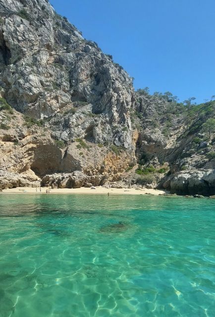 Sesimbra: Secret Bays and Beaches Boat Tour with Snorkeling - Praia da Cova stop: first taste of the coastline